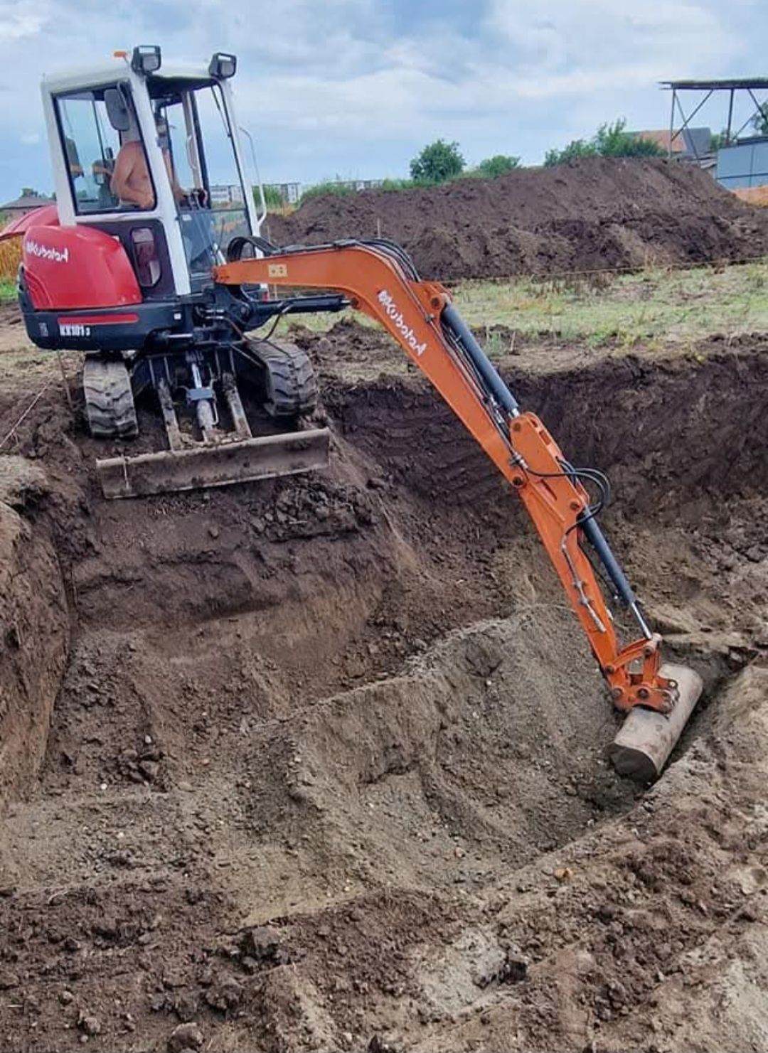 Inchiriez Miniexcavator 3,5t,  Camioneta 3,5t, Cilindru Compactor 1,6t