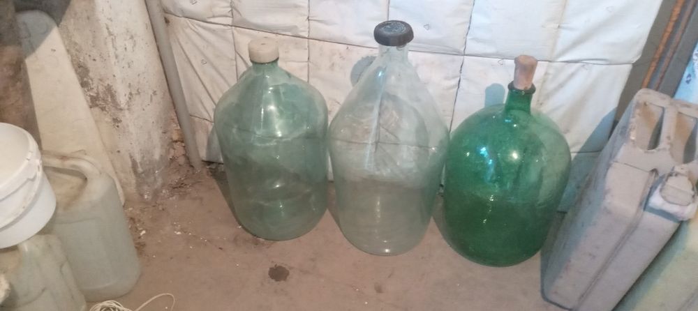 Бутылки стеклянные чистые для пищевых жидкостей было вино для вина