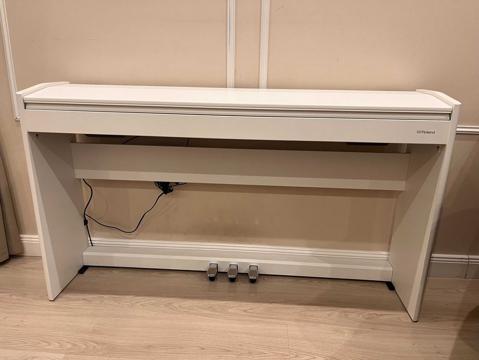 Pian digital Roland F701-WH alb mat – stare excelenta
