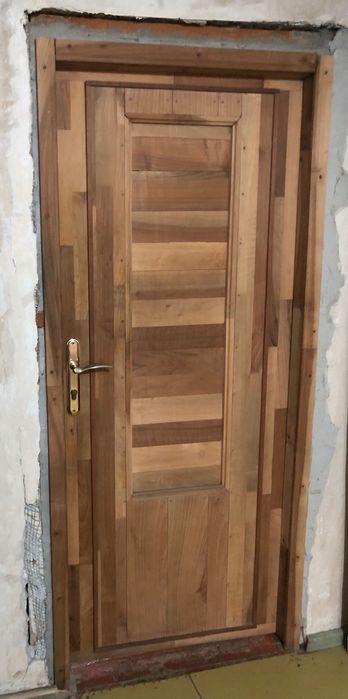 Дверь сосна+орех размером 89х2,01х12 по коробке О цене договоримся