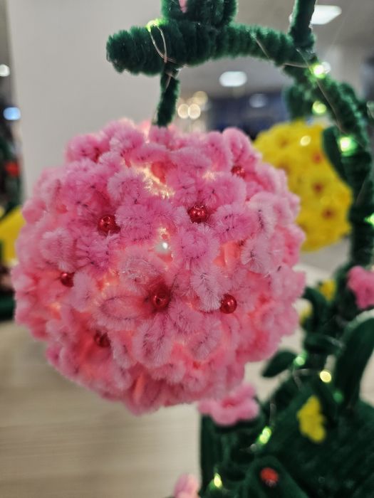 Lampa decorativă cu flori
Cu un aer de poveste si cu foarte multe flor