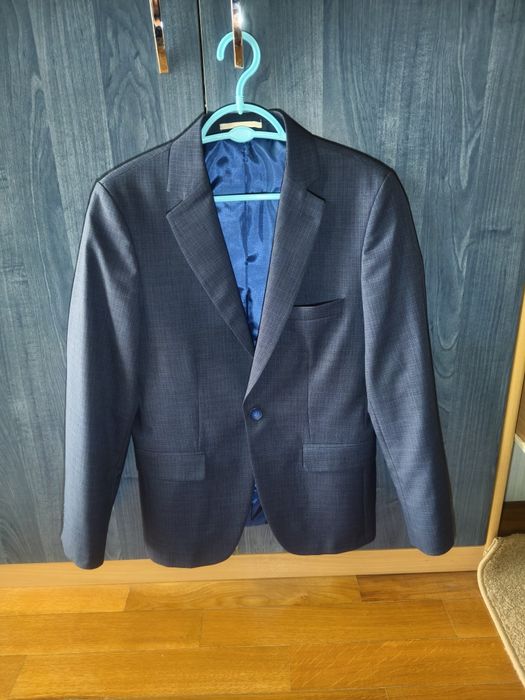 Sacou bărbătesc albastru cu cravată albastră