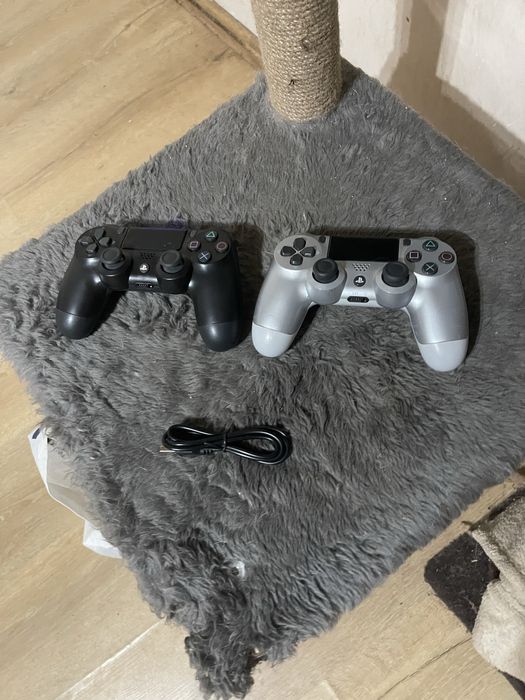 Плейстейшън 4 pro/Ps4 pro с 2 джойстикa, 7 игри и HORI racing wheel!