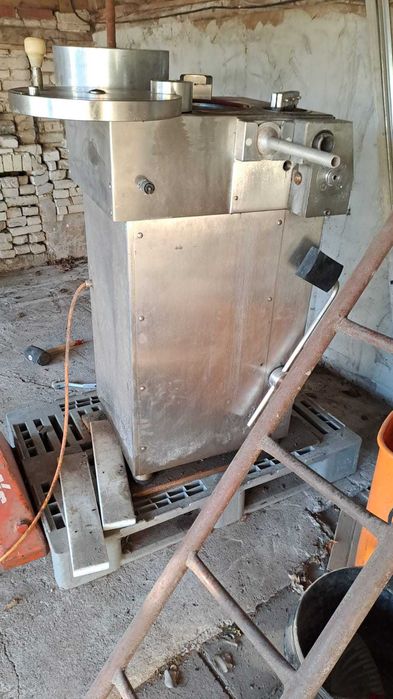 Cutter cu malaxor și masină umplut salam