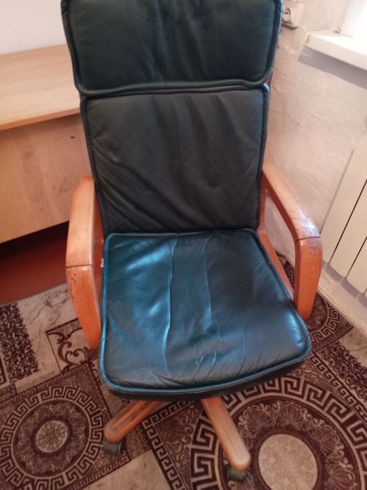 Продам кожанное кресло руководителя