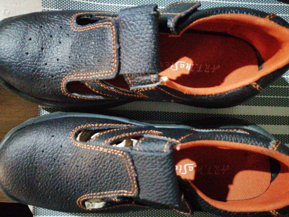 Încălțăminte de lucru cu bombeu de fier