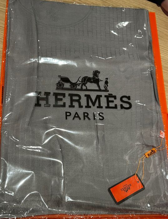 Брендированные шарфы в продаже