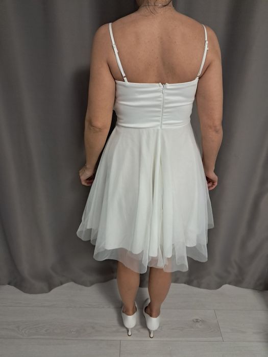 Vând rochie mărimea 38-40 noua