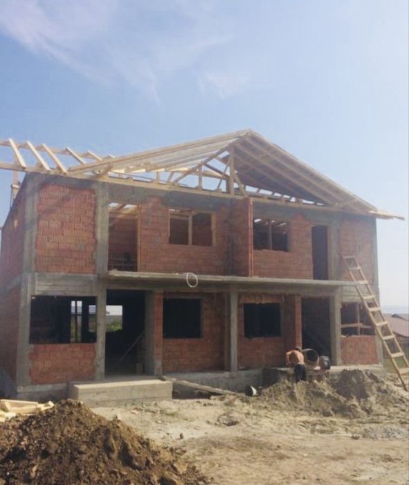 Execut case la rosu si interioare