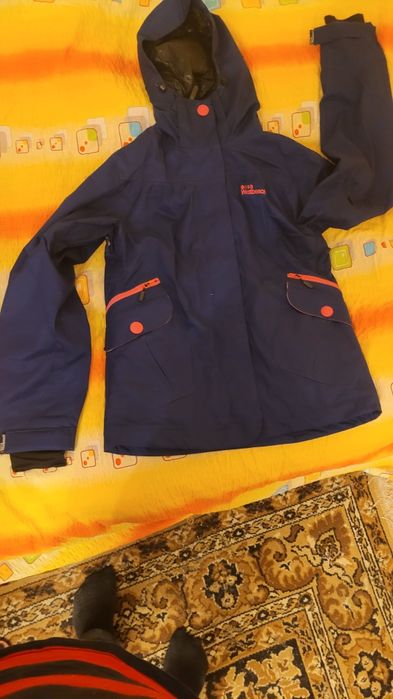 Vând costum de ski