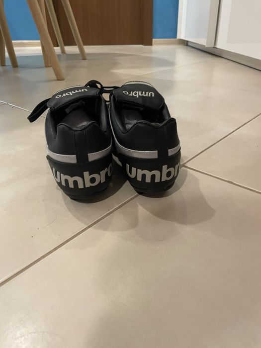 Футболни калеври за истинска трева UMBRO