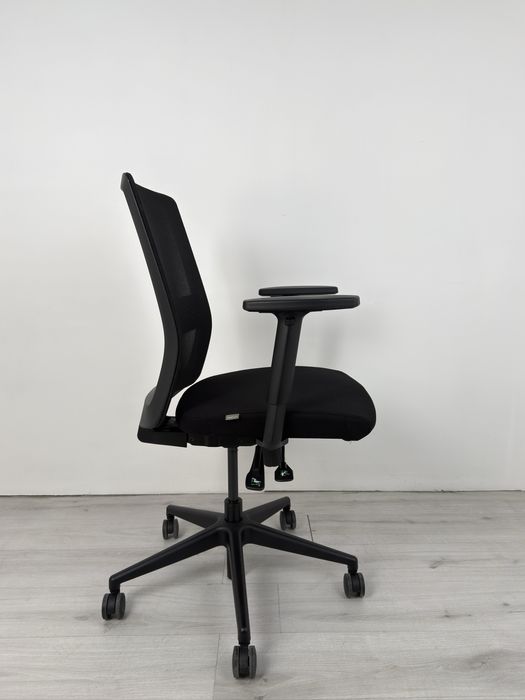 Работен стол Bestuhl S30 от черна-мрежеста облегалка