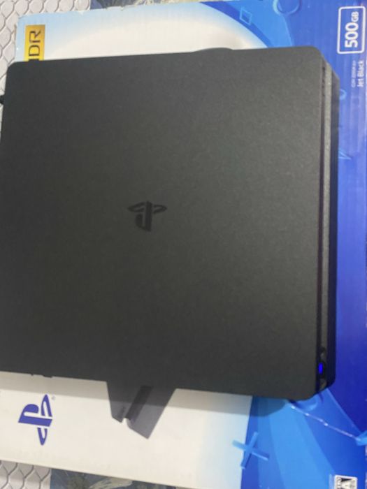 Plestation 4slim yaxshi xolatda uzim uyda ishlatganman