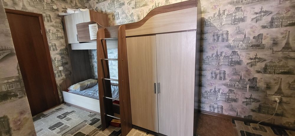 Двухярустная кровать с шкафами