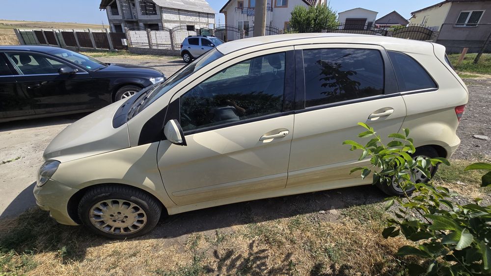 Mercedes Benz B180