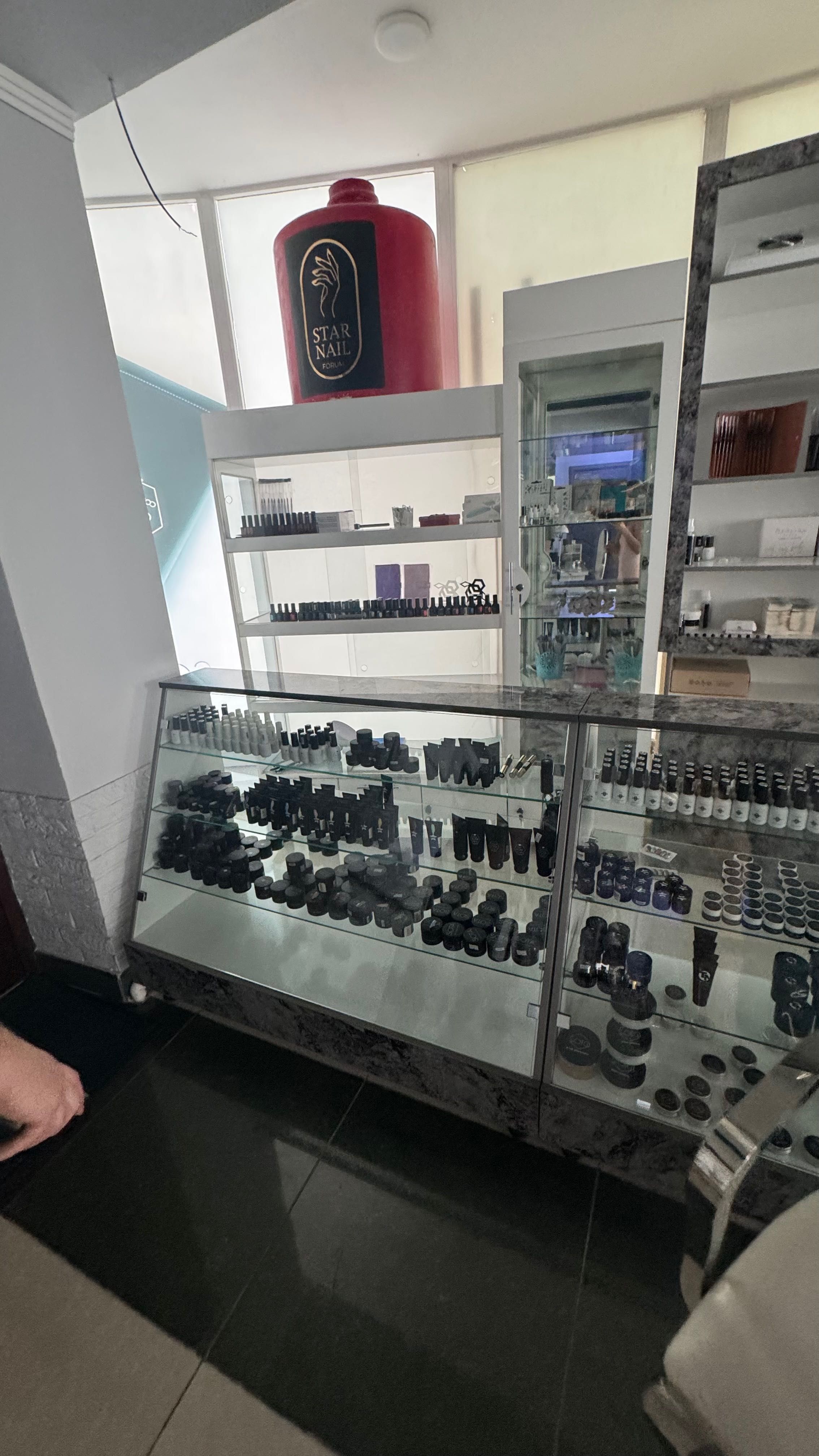 Продается мебель, ресепшен и витрины для салона красоты или магазина