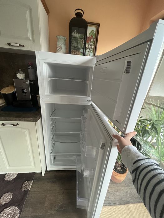 Бял хладилник Atlantic AT-283 с горна камера