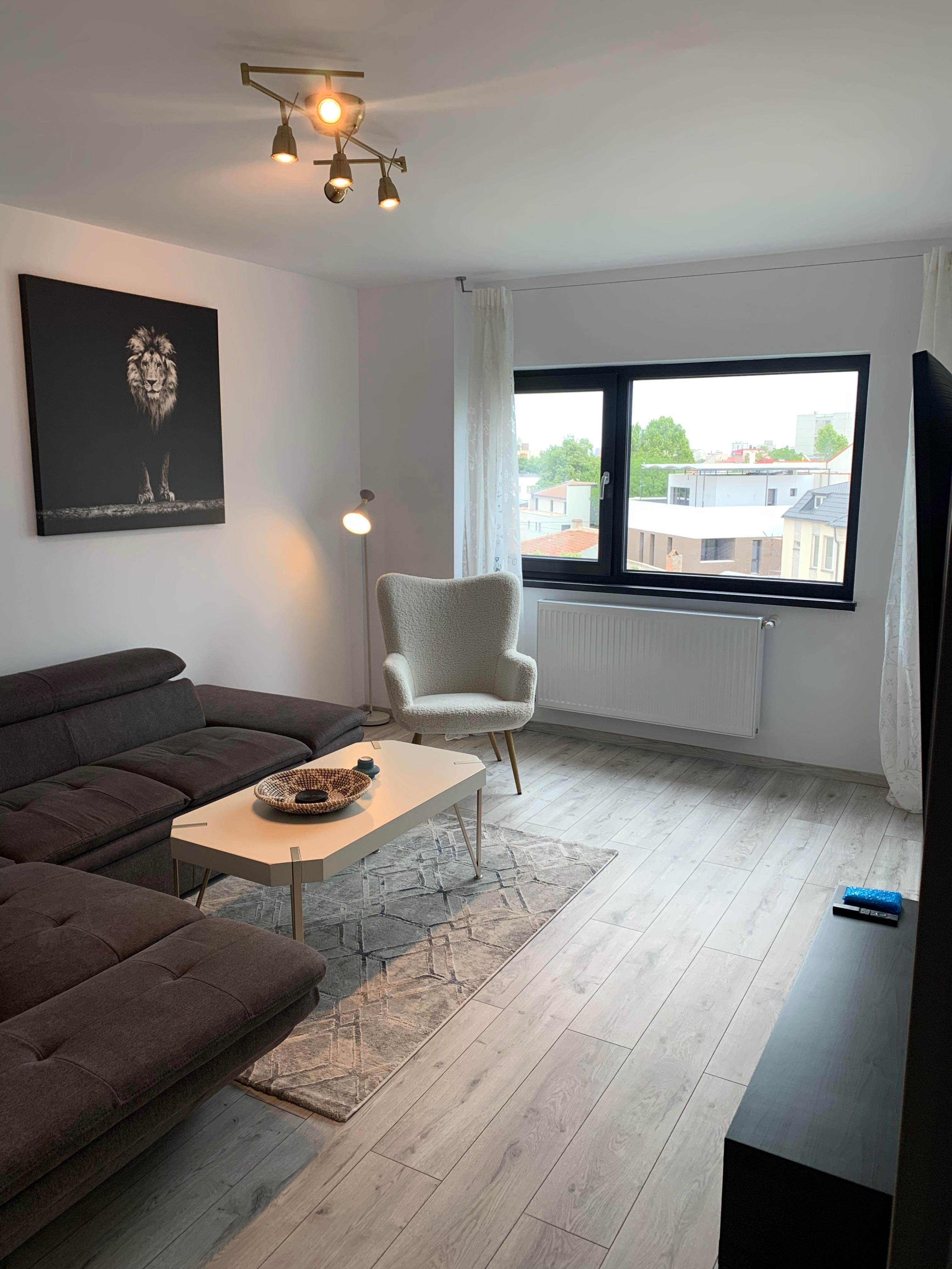 Inchiriez apartament 2 camere pe termen lung 700 euro / luna
