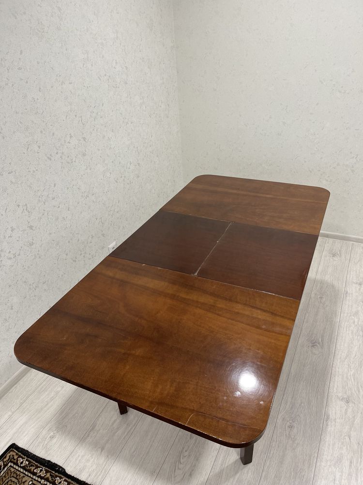 Надежный деревянный стол