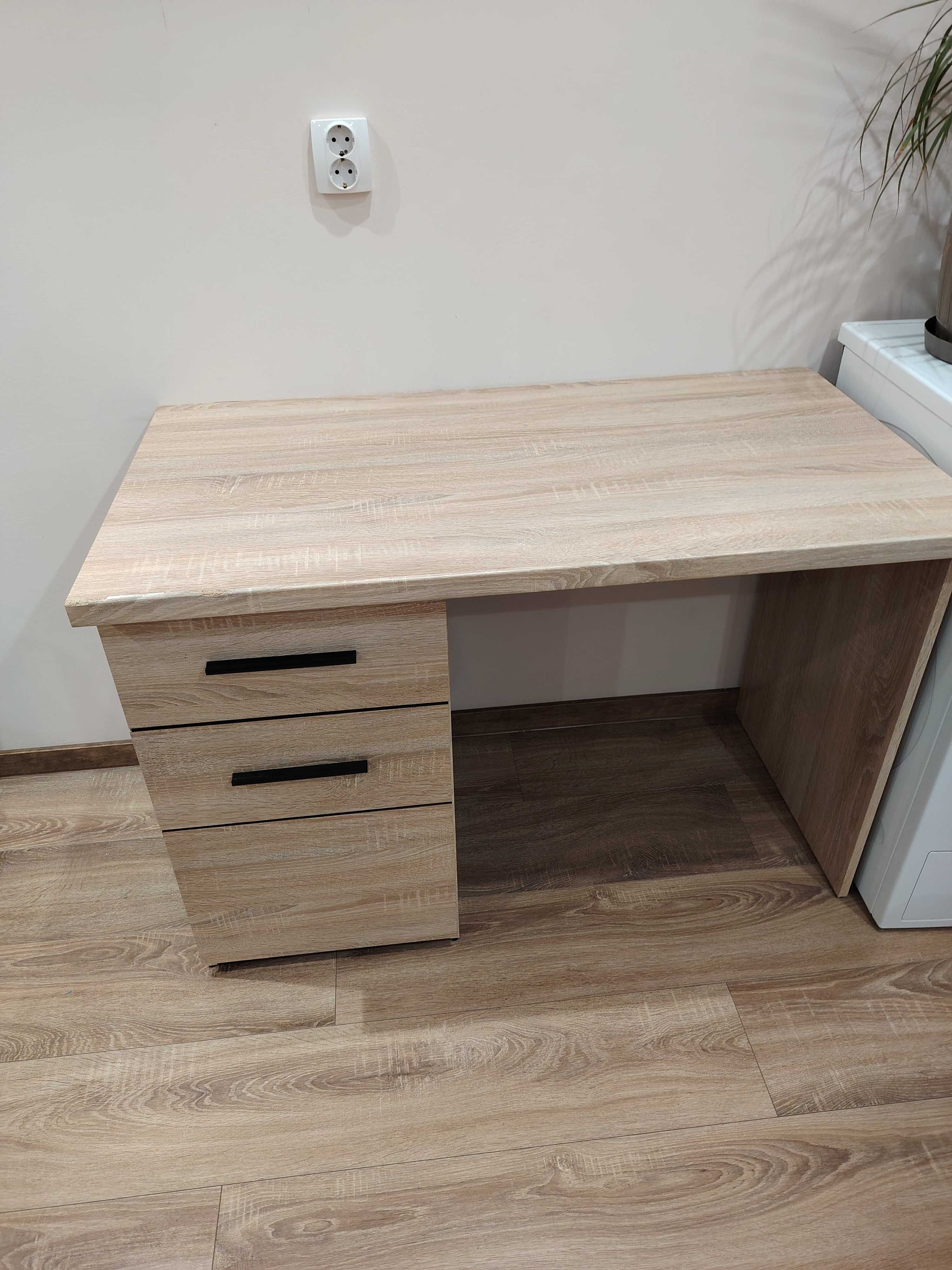 Продавам комплект или по отделно стол и бюро.