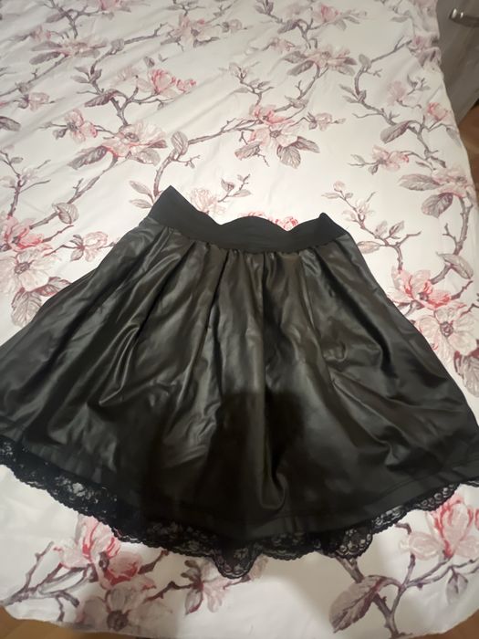 Малка, къса, черна мини пола с елегатна черна дантела , цип