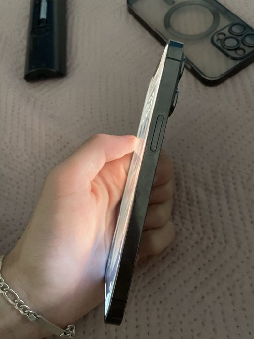 iphone 13 pro mica fisura pe fata pe spate este impecabil