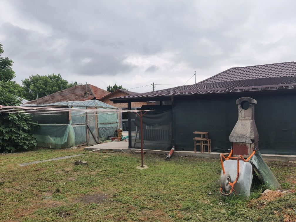 Vând casa de locuit