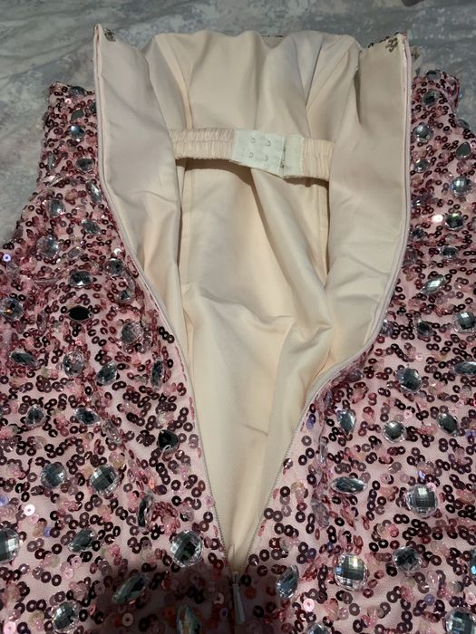 Rochie elegantă cu paiete și pietre