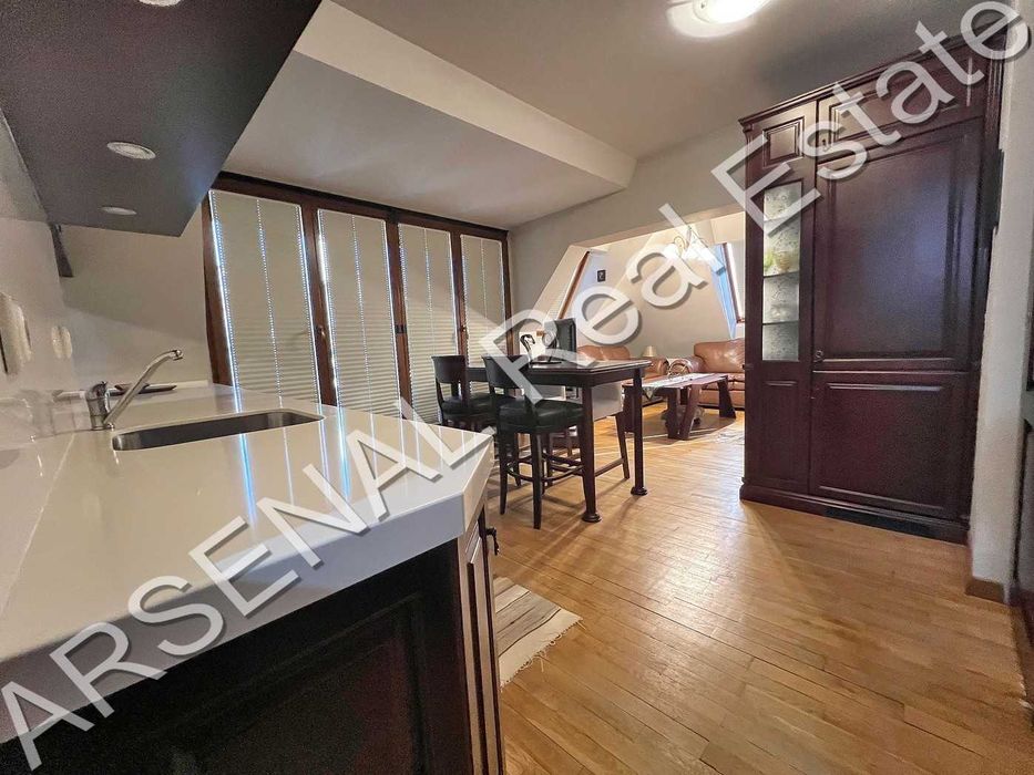 Ателие под наем, Център