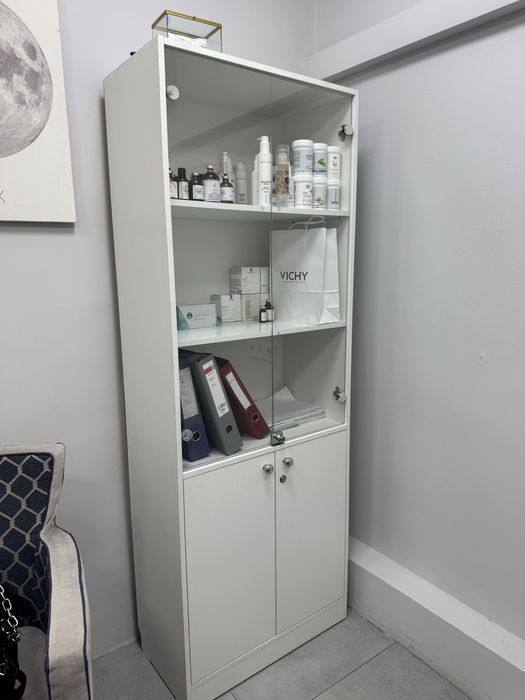 Шкаф витрина в идеальном состоянии для косметики