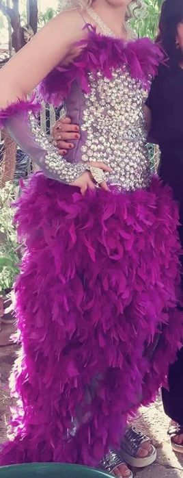 Рокля с пера и камъни