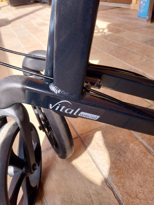 Cadru cu roți pentru persoane cu dizabilități