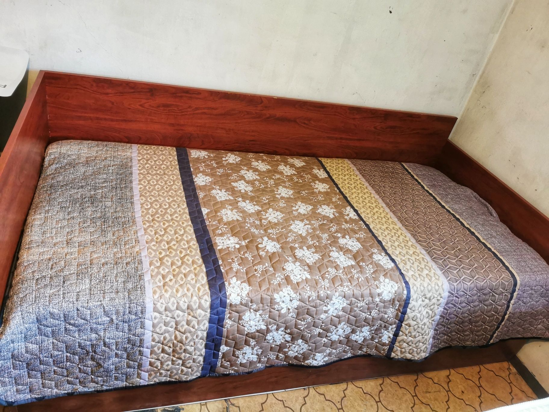 Единично легло с матрак и ракла