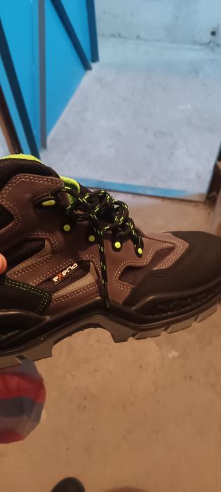 Продавам зимни обувки и зимен комплект