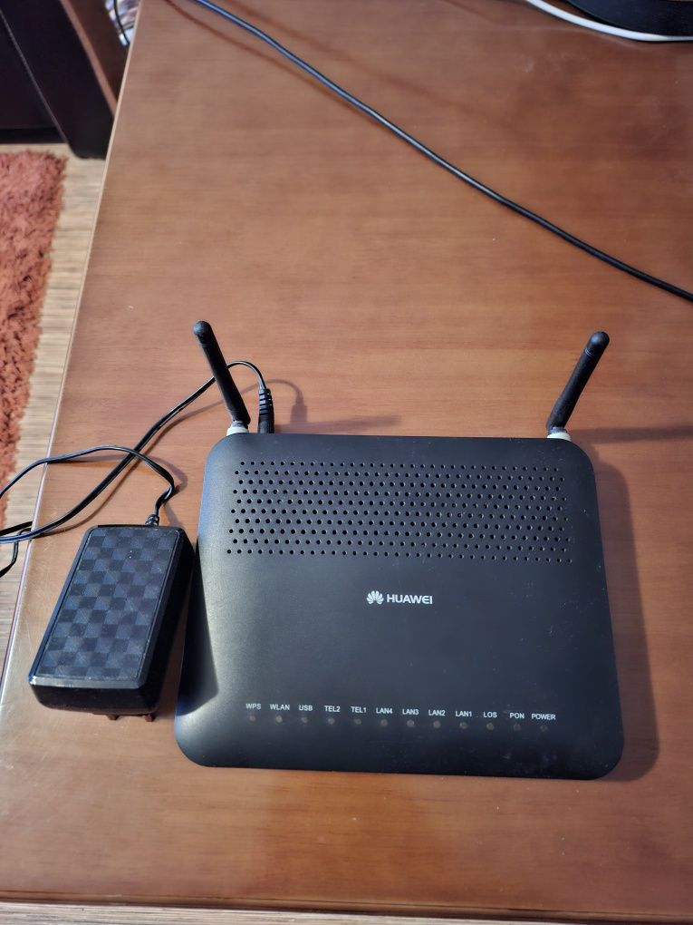 Рутер Huawei EchoLife HG8245 + адаптер.