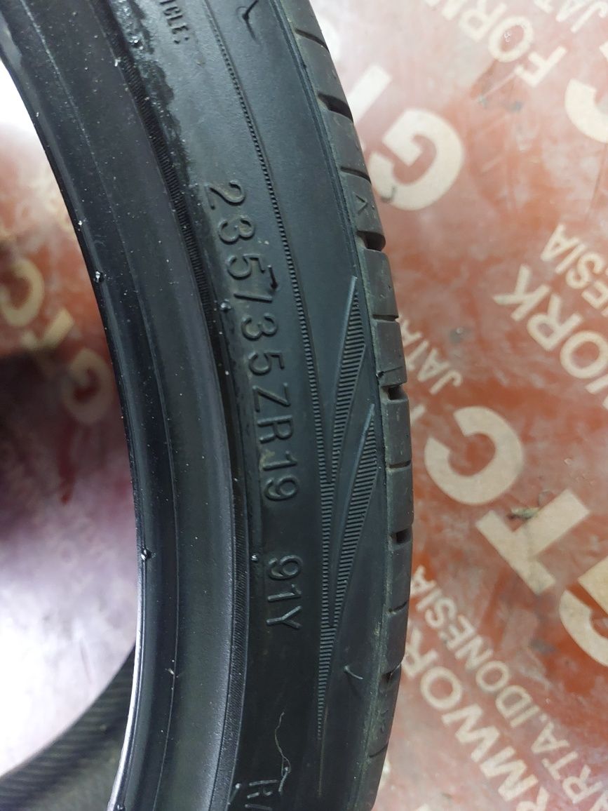 235/35/19 KUMHO 2 броя