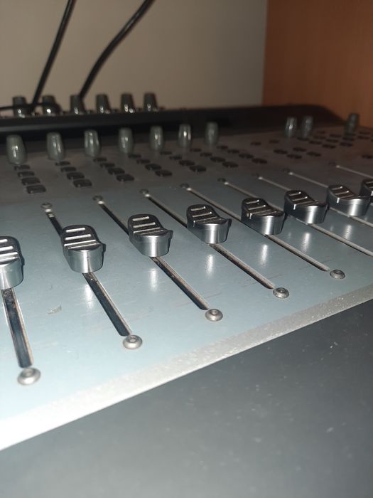 Mixèr cu placă audio studio!