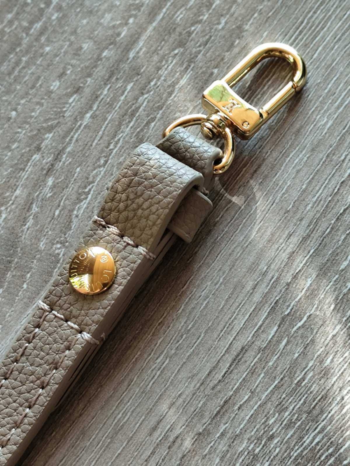Louis Vuitton Кожена Дамска Чанта с Верижка и Каишка Бежов цвят