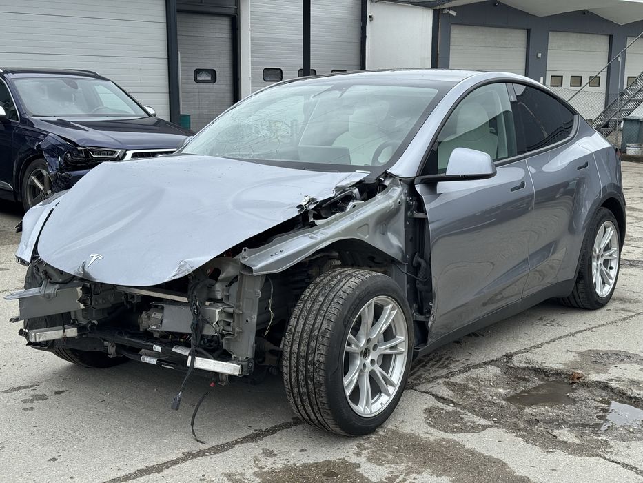 Tesla Y Performance Long Range Dual Motor AWD avariat