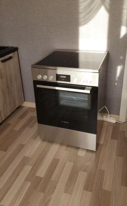 Кухонная плита ,почти новая в отличнем качества