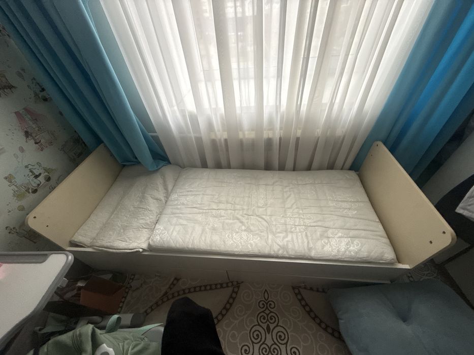 Продам. Кровать в отличном состоянии ,имеется 2 полки .Доина 1,5 метра