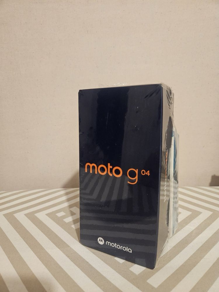 Чисто нов телефон Motorola + безжични слушалки
