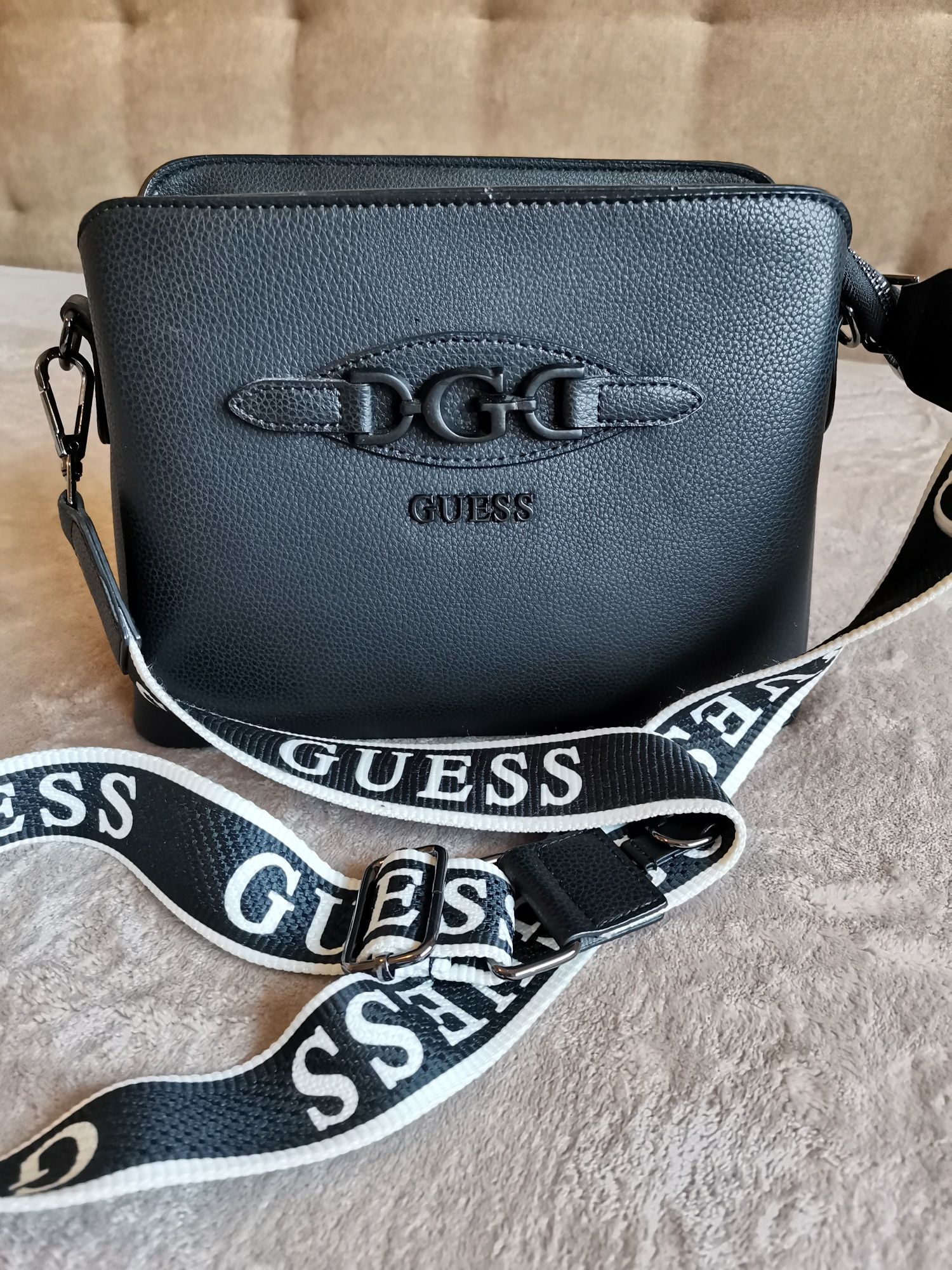 Дамска чанта през рамо GUESS