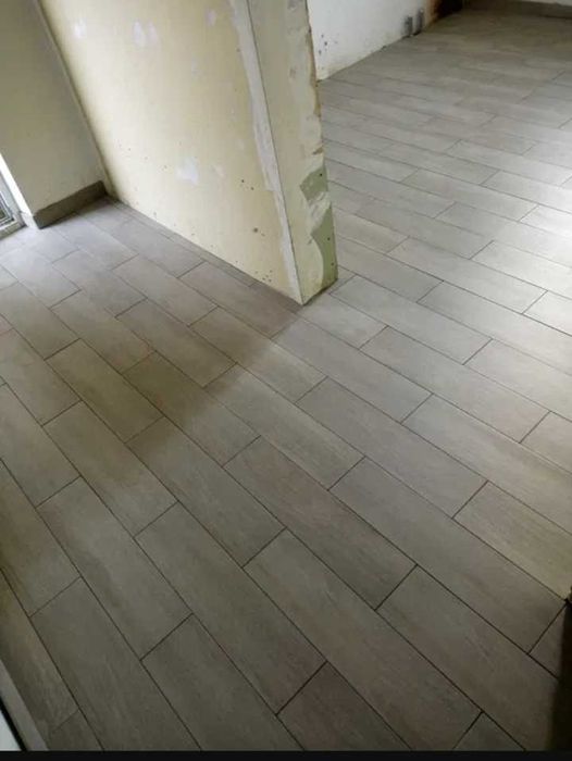 Meseriași pun gresie și faiantă