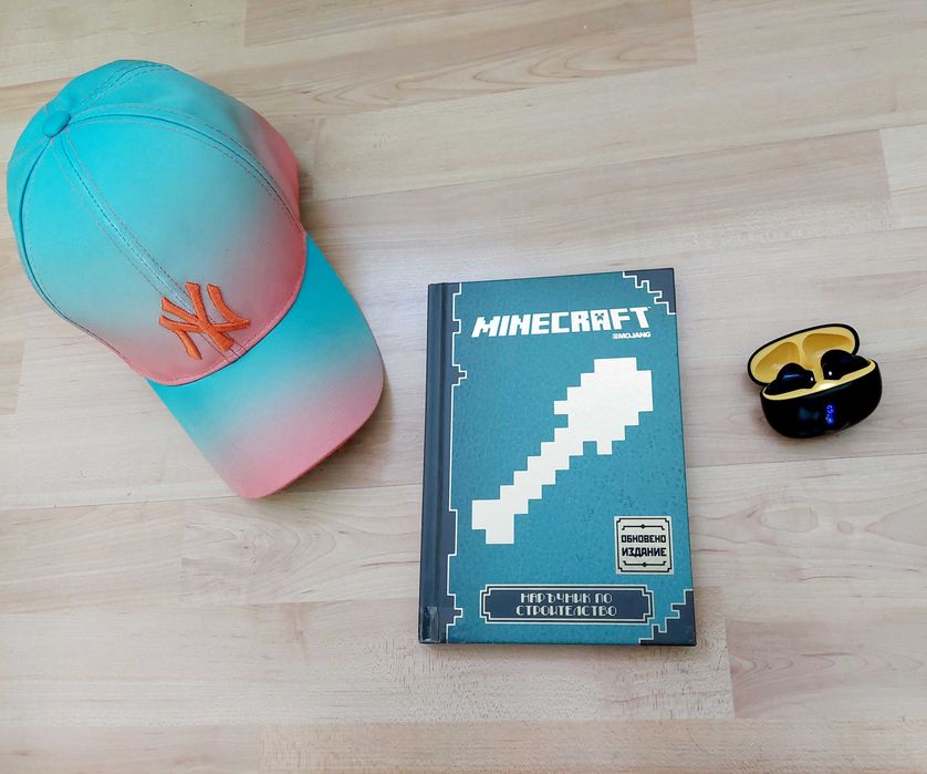 Minecraft наръчник + airpods и шапка