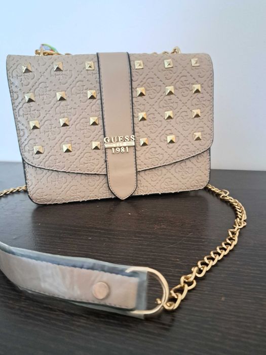 Ефектна дамска чанта GUESS със златисти метални елементи