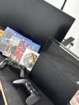 Vând & Schimb Consola Playstation 4 • 2 Manete • 4 jocuri CD