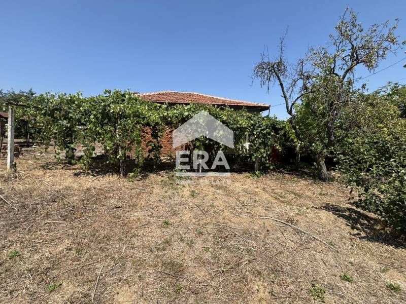 Ексклузивна къща с отремонтиран покрив за продажба в центъра на село С