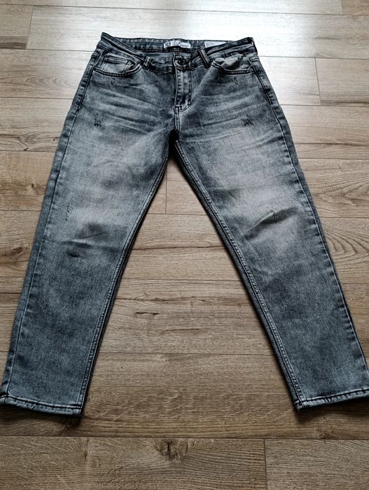 Blugii damă mărimea 40 trimit prin posta romana detalii in privat