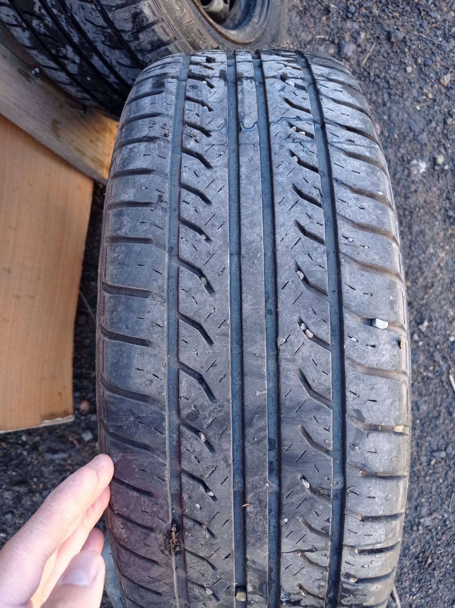 Продам диски с летними шинами, размер 180/60r15 комплект,диски ровные